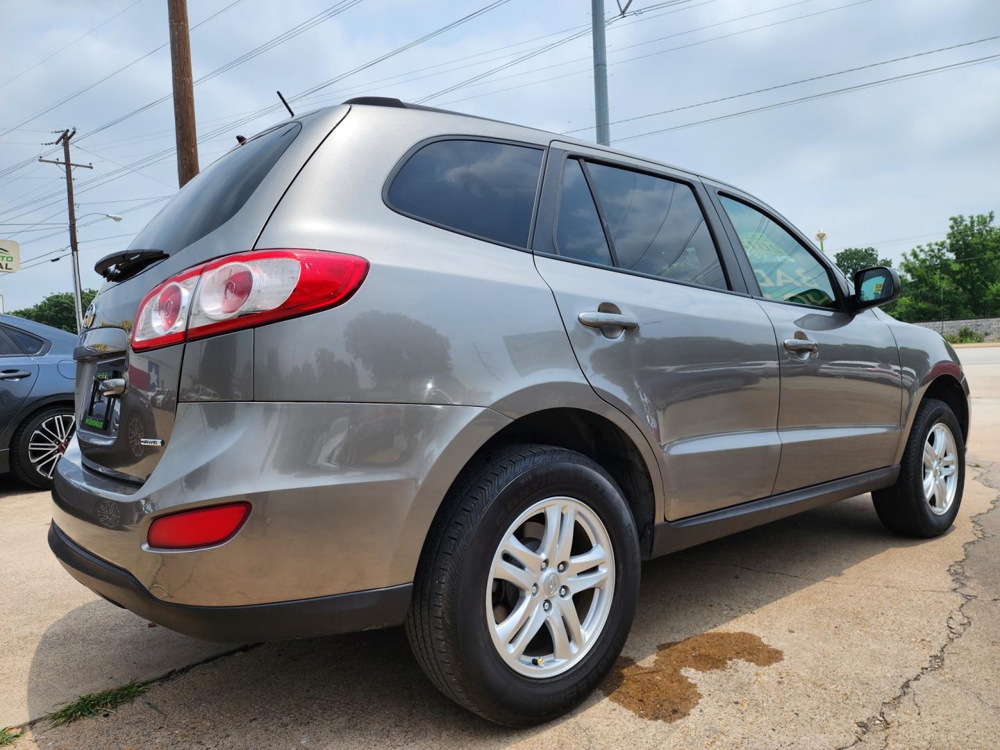 2012 GRAY Hyundai Santa Fe FE GLS (5XYZGDAB0CG) , AUTO transmission, located at 2660 S.Garland Avenue, Garland, TX, 75041, (469) 298-3118, 32.885551, -96.655602 - Welcome to DallasAutos4Less, one of the Premier BUY HERE PAY HERE Dealers in the North Dallas Area. We specialize in financing to people with NO CREDIT or BAD CREDIT. We need proof of income, proof of residence, and a ID. Come buy your new car from us today!! This is a very clean 2012 HYUNDAI SAN - Photo#3